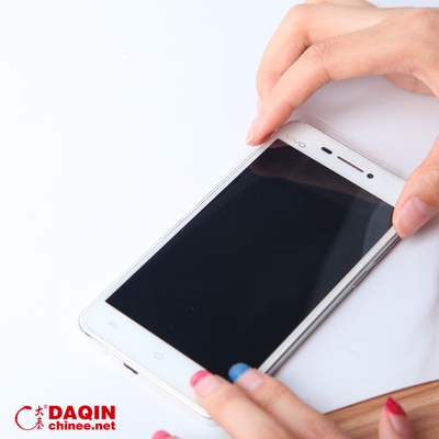 Μηχανή κοπής λέιζερ προστατευτικού οθόνης AC220V/50Hz με κυκλοφορικό σύστημα ψύξης νερού και φυσητήρα πάχους κοπής 0,5MM