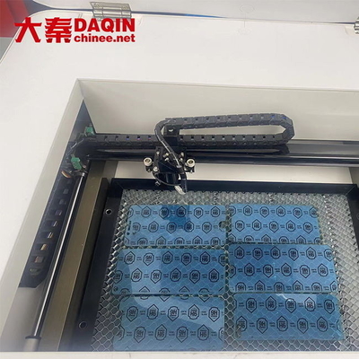 Daqin Screen Protector Μηχανή κοπής με λέιζερ για σκληρυμένο γυαλί 30W