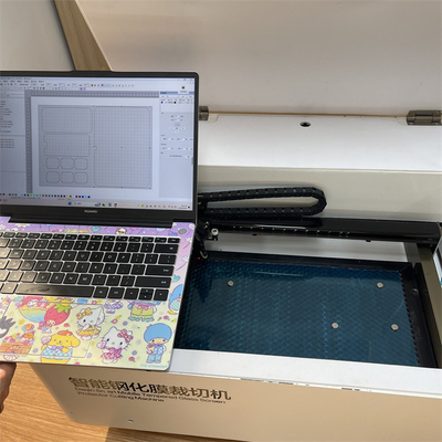 Μηχανή κοπής λέιζερ προστατευτικού οθόνης AC220V/50Hz με κυκλοφορικό σύστημα ψύξης νερού και φυσητήρα πάχους κοπής 0,5MM