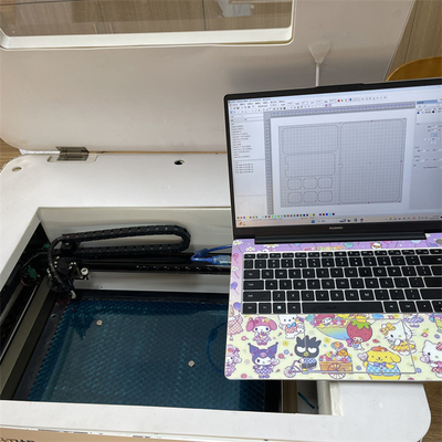 Μηχανή κοπής λέιζερ προστατευτικού οθόνης AC220V/50Hz με κυκλοφορικό σύστημα ψύξης νερού και φυσητήρα πάχους κοπής 0,5MM