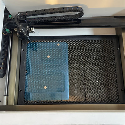 Μηχανή κοπής λέιζερ προστασίας οθόνης που υποστηρίζει οποιοδήποτε μοντέλο και σχήμα με εύκολη τροποποίηση και προσθήκη δεδομένων προτύπου